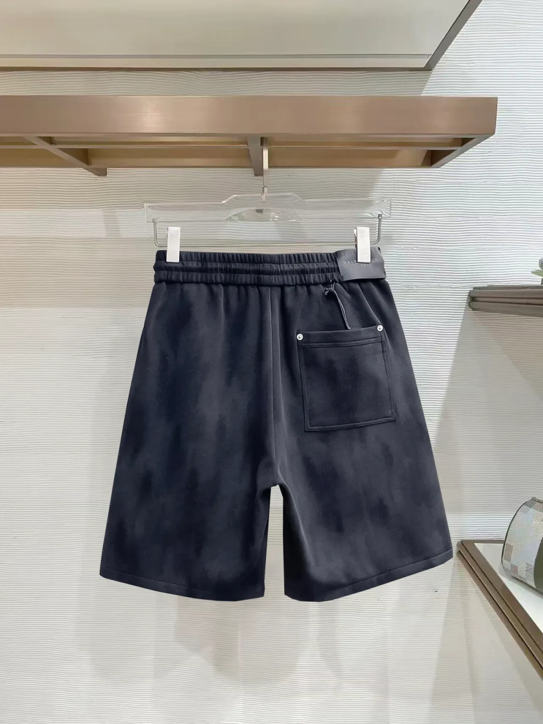 Balenciaga's three-standard complete 2026 summer New Arrival men's casual shorts, advanced custom-made Breathable fabric, Breathable fabric, extremely stretchy and comfortable, impeccable details, top-grade accessories, original logo design concept, delicate and soft feel! The upper body fit is awesome! Size: M-XXXL Please state your height and weight when ordering